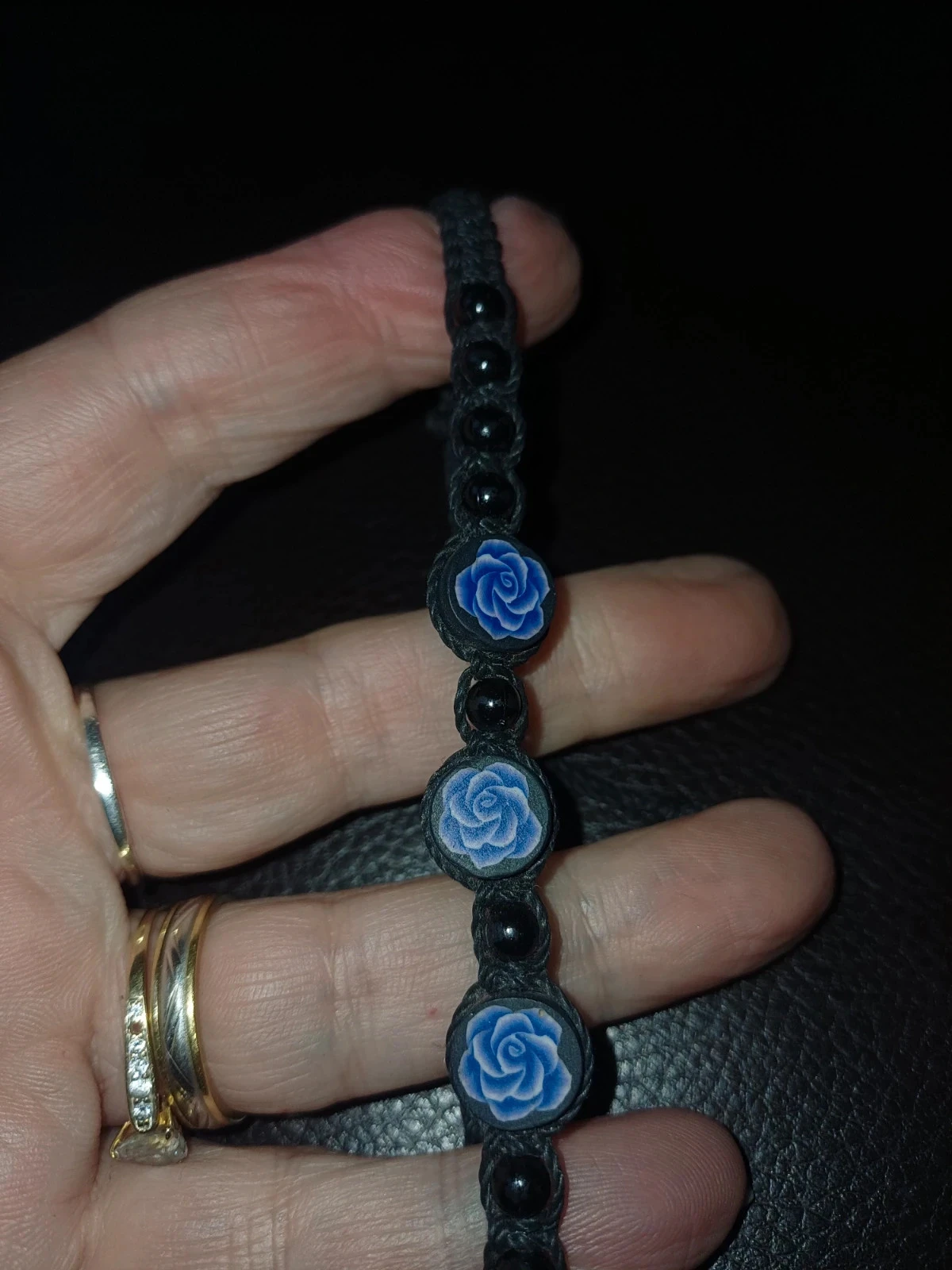 Pulseira ajustável preta com 3 contas de madeira e flores – photo 4